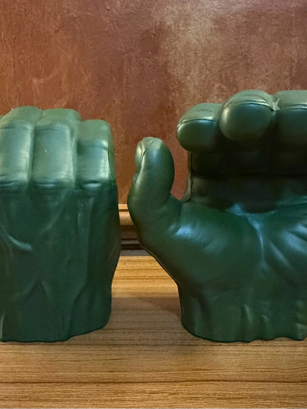 Marvel Hasbro 2015 Avengers Incredible Hulk Open Grip Green Foam Glove Hand
